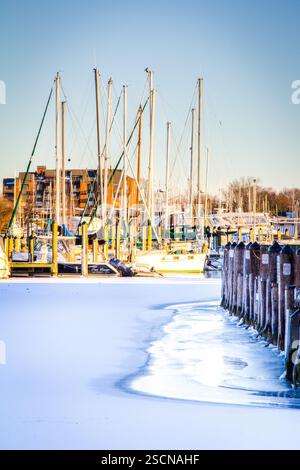 Port gelé ; bateaux amarrés ; scène hivernale. Banque D'Images