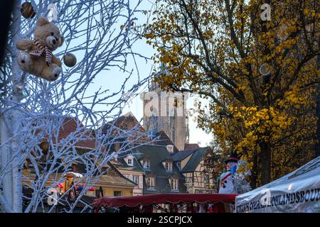 Marché de Noël dans les ruelles de la vieille ville historique et Saint Martin's Minster en arrière-plan, Colmar, département du Haut-Rhin, Alsace, France. Banque D'Images
