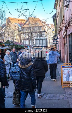 Marché de Noël dans les ruelles de la vieille ville historique de Colmar, département du Haut-Rhin, Alsace, France, à usage éditorial exclusif. Banque D'Images