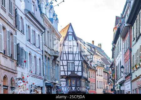 Marché de Noël dans les ruelles de la vieille ville historique de Colmar, département du Haut-Rhin, Alsace, France, à usage éditorial exclusif. Banque D'Images