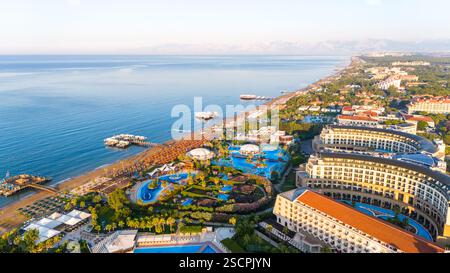 Vue aérienne d'un complexe de luxe en bord de mer avec piscines, jetées, et une vue imprenable sur l'océan Banque D'Images