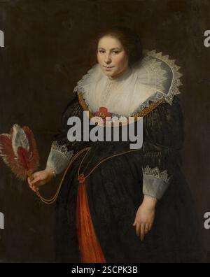 Portrait d'une dame. Au début du XVIIe siècle, Moreelse était l'un des portraitistes les plus importants d'Utrecht. Bien que nous ne connaissions pas l'identité de la dame dans ce portrait, elle doit avoir été aisée. Elle porte une robe noire brillante avec du fil d'or, de grosses chaînes d'or et un col montant en dentelle blanche, que Moreelse a peint avec beaucoup de raffinement. Dans sa main, elle tient un éventail de plumes d'autruche exotiques. Banque D'Images