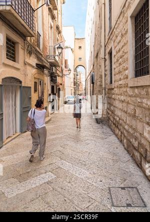 Bari, Pouilles, Italie - 10 octobre 2023 : une rue pavée étroite dans le centre historique de Bari. Banque D'Images