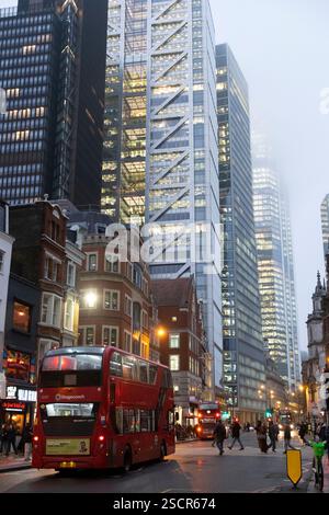 Vue nocturne des gratte-ciel des tours de bâtiments illuminées sur Bishopsgate près de Liverpool Street Station à Londres Angleterre 2025 KATHY DEWITT Banque D'Images