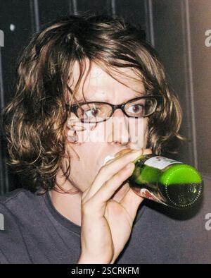 JEUNE PATRICK CARNEY, LES CLÉS NOIRES, 2003 : un jeune Patrick Carney batteur DES CLÉS NOIRES au BARFLY à Cardiff le 5 septembre 2003. Photographie : ROB WATKINS. INFO : les Black Keys, duo rock américain, ont sculpté un son distinctif mêlant blues, rock et influences garage. Avec des albums comme 'Brothers' et 'El Camino', l'énergie brute et les riffs entraînants de Dan Auerbach et Patrick Carney ont été salués par la critique et ont remporté un succès commercial dans le monde entier. Banque D'Images