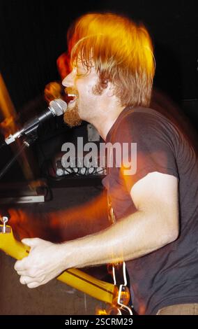 JEUNE DAN AUERBACH, LES CLÉS NOIRES, 2003 : un jeune Dan Auerbach des CLÉS NOIRES au BARFLY à Cardiff le 5 septembre 2003. Photographie : ROB WATKINS. INFO : les Black Keys, duo rock américain, ont sculpté un son distinctif mêlant blues, rock et influences garage. Avec des albums comme 'Brothers' et 'El Camino', l'énergie brute et les riffs entraînants de Dan Auerbach et Patrick Carney ont été salués par la critique et ont remporté un succès commercial dans le monde entier. Banque D'Images