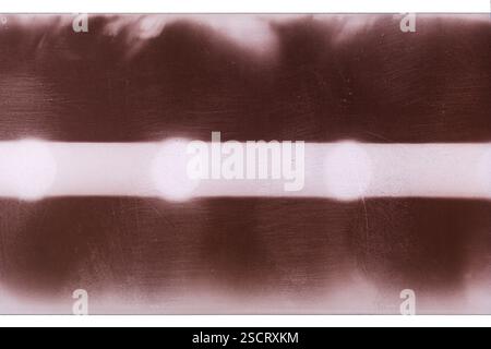 Film négatif couleur grungy 120mm isolé sur fond blanc. Matériau de film de format moyen sur fond blanc, espace réservé photo rétro. Banque D'Images