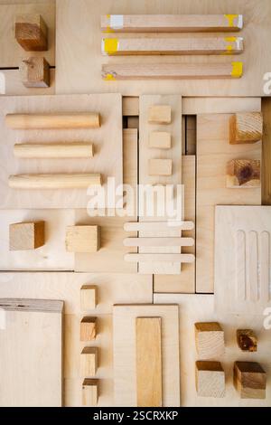 Pose à plat de diverses pièces de bois et de contreplaqué. Arrière-plan de menuiserie. Banque D'Images