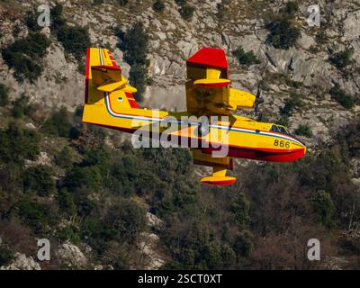 Croate Canadair CL-415 '866' HRZ en action incendie au-dessus de l'Istrie Croatie Banque D'Images