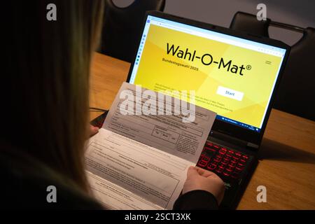 07.02.2025, xtgx, Symbolfotos Wahl-O-Mat zur Bundestagswahl. Startseite des Wahl-O-Mat, amtliche Wahlbenachrichtigung, Antrag auf Wahlschein, Briefwahl. Wolfsburg *** 07 02 2025, xtgx, symbole photos élection O Mat pour l'élection Bundestag page de début de l'élection O Mat, notification officielle d'élection, demande de carte de vote, vote postal Wolfsburg Banque D'Images