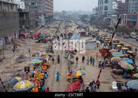 Magasins de fortune à côté de la voie ferrée Dhaka-Narayanganj à Jurain à Dhaka, Bangladesh. Banque D'Images