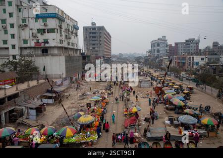 Magasins de fortune à côté de la voie ferrée Dhaka-Narayanganj à Jurain à Dhaka, Bangladesh. Banque D'Images