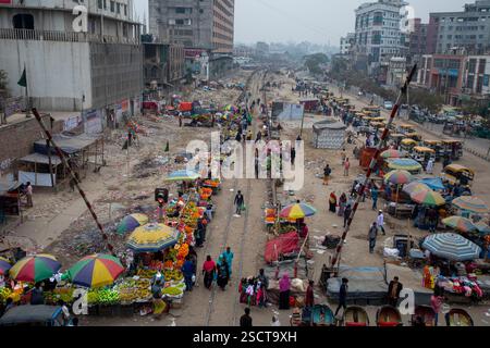 Magasins de fortune à côté de la voie ferrée Dhaka-Narayanganj à Jurain à Dhaka, Bangladesh. Banque D'Images