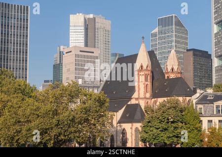 Allemagne, Hesse, Francfort, église catholique romaine St Leonhard avec les tours du quartier financier en arrière-plan vues depuis le pont Eiserner Steg, c'est la seule des neuf églises de la vieille ville qui a survécu à la seconde Guerre mondiale presque intacte. Banque D'Images