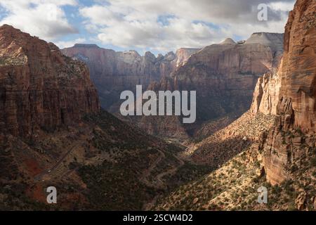 Parc national de Zion, Utah. Route sinueuse à travers le canyon. Voitures visibles sur la route. Banque D'Images