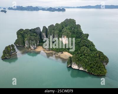 Ko Yao Noi, Thaïlande : vue aérienne de la petite île de Koh Roi au large de Koh Yao Noi dans la baie de Phang Nga entre Krabi et Phuket dans le sud de la Thaïlande. Banque D'Images