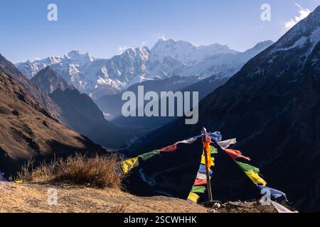 Samdo, Népal : des drapeaux de prière bouddhistes tibétains flottent le long du trek du circuit de Manaslu près de Samdo avec l'Himalchuli dans l'Himalaya au Népal. Banque D'Images