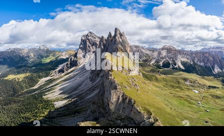 Drone a capturé un panorama de la crête de Seceda et de la vallée de Val Gardena dans les Dolomites, mettant en évidence des formations montagneuses déchiquetées, des prairies vallonnées et des photos Banque D'Images