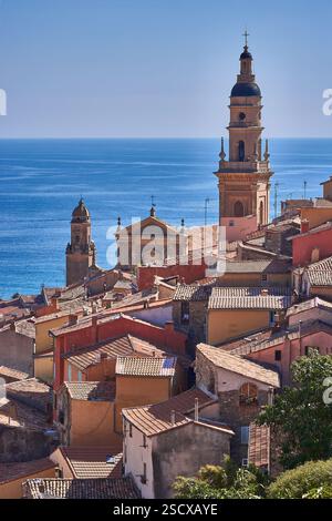 Une belle scène mettant en vedette le village méditerranéen historique de Menton avec des toits de tuiles rouges et des vues sur la côte. Banque D'Images