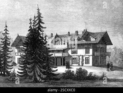 La Villa Hohenlohe, Baden-Baden, occupée par la Reine, 1880. 'Notre illustration de la maison occupée par la reine Victoria et la princesse Béatrice, lors de leur séjour à Baden-Baden, est tirée d'un croquis fourni par une correspondante anglaise. La Villa Hohenlohe, qui est une maison de deux étages dans un style suisse élégant, se dresse sur une éminence surplombant la vallée du Rhin, avec les célèbres champs de bataille de Worth et Weissemburg au loin. La ville de Baden s'étend dans une longue vallée sinueuse à son pied, et les collines de la Forêt Noire recouvertes de pins s'étendent dans toutes les directions. Tous les appr Banque D'Images