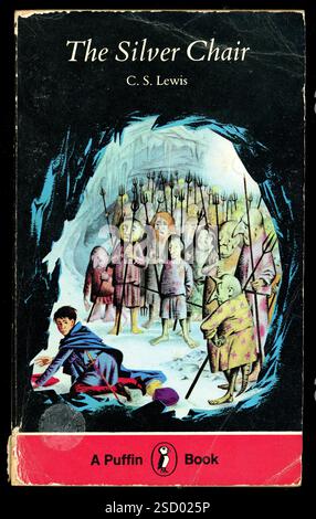 Vintage bien lu copie du livre de poche classique populaire pour enfants, 'The Silver chair' par C S Lewis, les chroniques de Nania livre 4, 1er publié en 1953, cette édition publiée en 1970, Royaume-Uni Banque D'Images