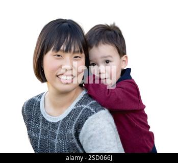 Mère chinoise et race mixte Portrait caucasien et fils chinois isolé sur fond blanc. Banque D'Images