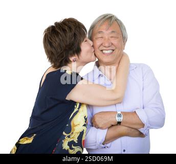Portrait de couple aîné chinois affectueux isolé sur un fond blanc. Banque D'Images