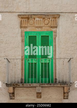 gros plan d'une vieille porte en bois vert qui permet d'accéder au balcon Banque D'Images