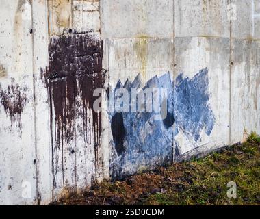 Plan du mur de béton sale avec quelques taches de peinture dessus Banque D'Images