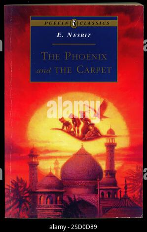 Utilisé Livre de poche du livre pour enfants 'The Phoenix and the Carpet' de E. Nesbit, publié pour la première fois en 1904, cette édition publiée en 1995. Banque D'Images