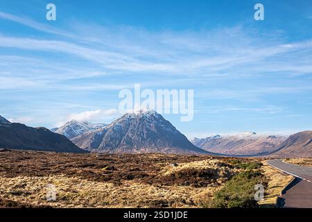 Photographie de paysage de montagne Buachaille Etive Mor, Glencoe, Écosse, Royaume-Uni, hiver, neige sur le sommet de la montagne, randonnée, vallée, point de vue, pittoresque, r Banque D'Images