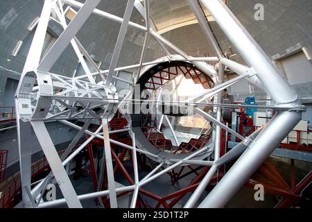 Gran Telescopio CANARIAS GTC, Observatoire Roque de los Muchachos, la Palma, Îles Canaries, Espagne le Gran Telescopio CANARIAS GTC est un télescope à miroir primaire de 10,4 mètres conçu pour intégrer la technologie la plus moderne et l'un des télescopes les plus avancés au monde et le plus grand des INSTRUMENTS optiques-infrarouges: OSIRIS, lumière visible et lumière infrarouge le miroir primaire du GTC¥s, qui utilise la technologie des miroirs minces pour réduire le poids, est composé de 36 segments hexagonaux, qui, lorsqu'ils sont assemblés, ont une surface collectrice de lumière de 75 7 m2, équivalent Banque D'Images