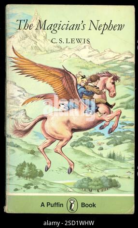 Vintage bien lu copie du livre de poche classique populaire pour enfants, 'le neveu du Magicien' par C S Lewis, chroniques de la série Nania no. 6, cette édition publiée en 1976. Banque D'Images
