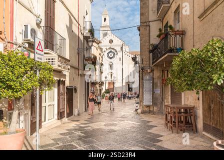 Bari, Pouilles, Italie - 10 octobre 2023 : le centre historique de Bari avec la cathédrale-basilique métropolitaine de San Sabino en arrière-plan. Banque D'Images