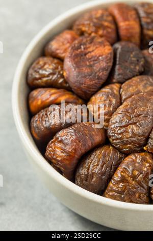 Figues brunes biologiques séchées dans un bol prêt à manger Banque D'Images