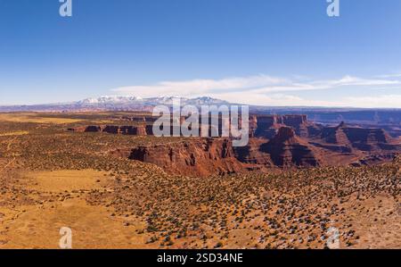 Belle vue aérienne panoramique sur les montagnes et les canyons près du parc national de Canyonlands, Utah, USA, début de l'hiver. Banque D'Images