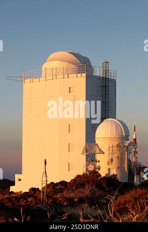 Nouveau télescope solaire GREGOR, ¥Observatorio del Teide¥ OT, Observatoire astronomique, Parc national Las CaÒadas del Teide, Tenerife, Îles Canaries, Espagne GREGOR est le nouveau télescope solaire de 1 5 m actuellement assemblé à Tenerife, Espagne, par le consortium allemand du Kiepenheuer-Institut f¸R Sonnenphysik, l'Institut Leibniz d'astrophysique Potsdam, l'Institut f¸R Astrophysik Gttingen, le Max-Planck-Institut f¸R Sonnensystemforschung et d'autres partenaires internationaux le télescope est conçu pour des mesures de haute précision du champ magnétique et du mouvement des gaz dans la photosphère solaire et Banque D'Images