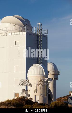 Nouveau télescope solaire GREGOR, ¥Observatorio del Teide¥ OT, Observatoire astronomique, Parc national Las CaÒadas del Teide, Tenerife, Îles Canaries, Espagne GREGOR est le nouveau télescope solaire de 1 5 m actuellement assemblé à Tenerife, Espagne, par le consortium allemand du Kiepenheuer-Institut f¸R Sonnenphysik, l'Institut Leibniz d'astrophysique Potsdam, l'Institut f¸R Astrophysik Gttingen, le Max-Planck-Institut f¸R Sonnensystemforschung et d'autres partenaires internationaux le télescope est conçu pour des mesures de haute précision du champ magnétique et du mouvement des gaz dans la photosphère solaire et Banque D'Images
