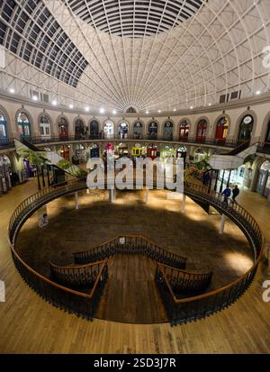 Intérieur de Leeds Corn Exchange, West Yorkshire, Angleterre, Royaume-Uni Banque D'Images
