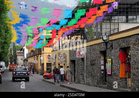 Tepoztlan, Morelos, Mexique - 7 novembre 2024 : rues pavées de la ville magique Tepoztlan à Morelos, Mexique, un lieu de repos, un climat mystique et chaud Banque D'Images