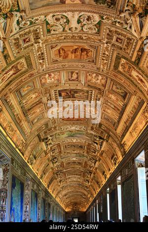 Cité du Vatican - 5 septembre 2018 : plafond orné de la Galerie des cartes dans les musées du Vatican Banque D'Images