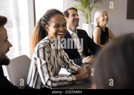 Femme africaine avec coéquipiers participe à la réunion d'affaires Banque D'Images