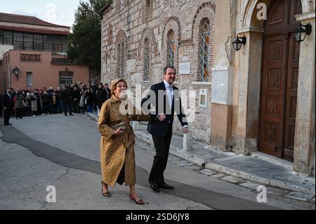 Mariage royal du prince Nikolaos de Grèce et Chrysi Vardinogianni à Athènes le prince Nikolaos de Grèce et sa mère l'ancienne reine Anne-Marie de Grèce arrivent à l'église d'Agios Nikolaos Ragavas dans le quartier de Plaka à Athènes pour son mariage avec Chrysi Vardinogianni . Athènes Grèce Copyright : xNicolasxKoutsokostasxNicolasxKoutsokostasx DSC 202502070664 Banque D'Images