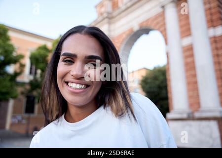 Jeune femme latino-américaine souriante devant porta pia à rome Banque D'Images