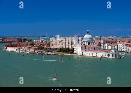 Vue de l'église de San Giorgio Maggiore à la basilique de Santa Maria della Salute, Italie, Venise Banque D'Images