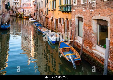 Canaux idylliques avec des bateaux entre les maisons dans le vieux centre-ville, Italie, Venise Banque D'Images