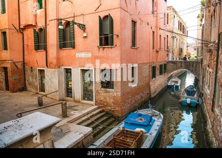 Canaux idylliques avec des bateaux entre les maisons dans le vieux centre-ville, Italie, Venise Banque D'Images