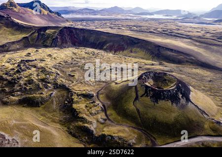Superbe image aérienne montrant un cratère volcanique entouré de montagnes Landmannalaugar et de collines et de vastes étendues sauvages, soulignant le bea brut Banque D'Images