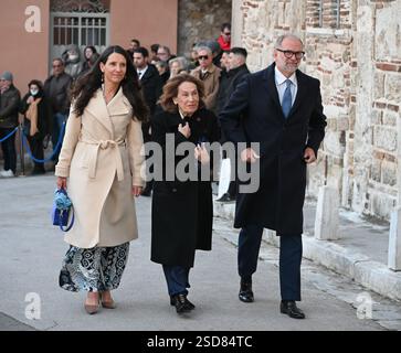 Athènes, Grèce, 7 février 2025. La princesse Alexandra de Grèce avec son mari Nicolas Mirzayantz et Marina Karella assistent à l'église byzantine historique de Saint Nicolas Ragavas pour le mariage du prince Nikolaos de Grèce avec Chrysi Vardinogianni. Crédit : Dimitris Aspiotis/Alamy Live News Banque D'Images