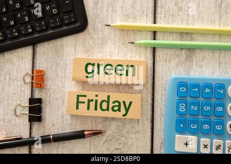 Message texte vert vendredi sur note de bâton sur fond de papier liège. Banque D'Images